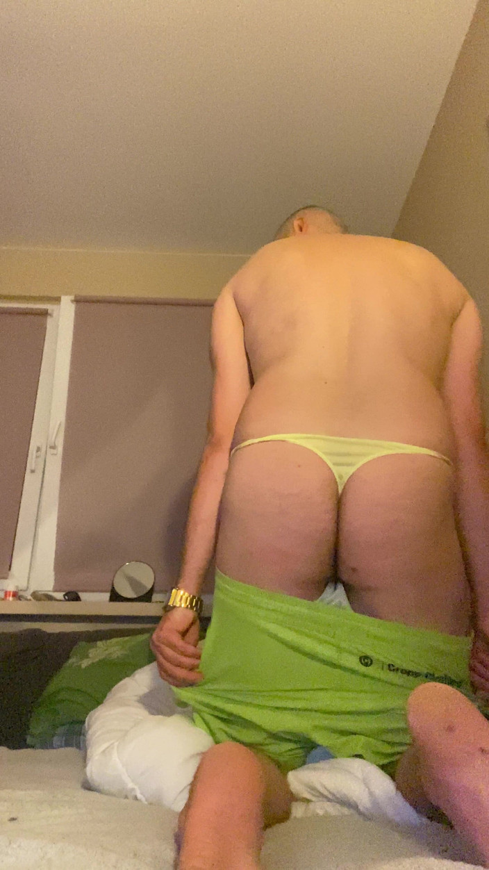 Barti Rede: ポーランドのホットな男が自分の部屋にソロチンポプレイ