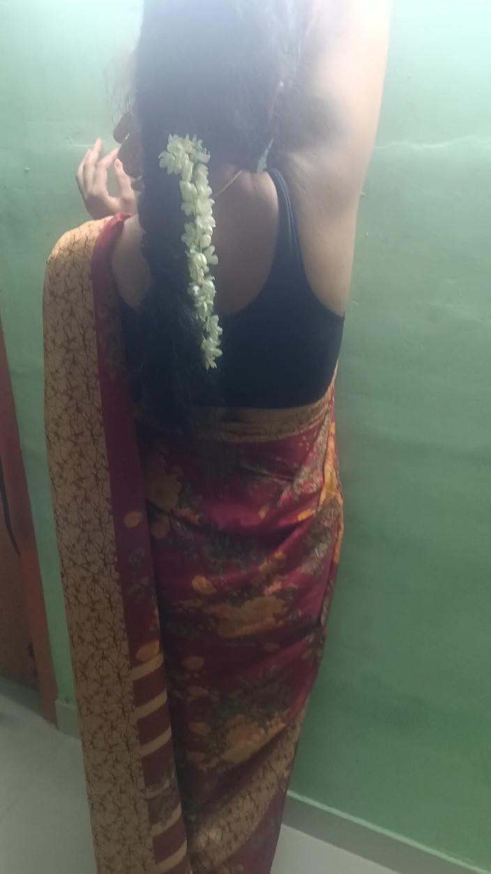 Inba: Chennai College Teacher Saree Sanding Romance in Guest House