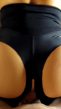 Šukání sexy zadku jeho manželky