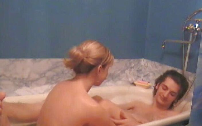 Young Libertines: Hot soapy bath perfect for sex