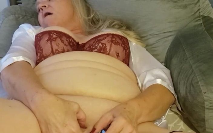 Momma Vee: Hot Mature BBW Fucks Her Dildo! Good One to Jerk...