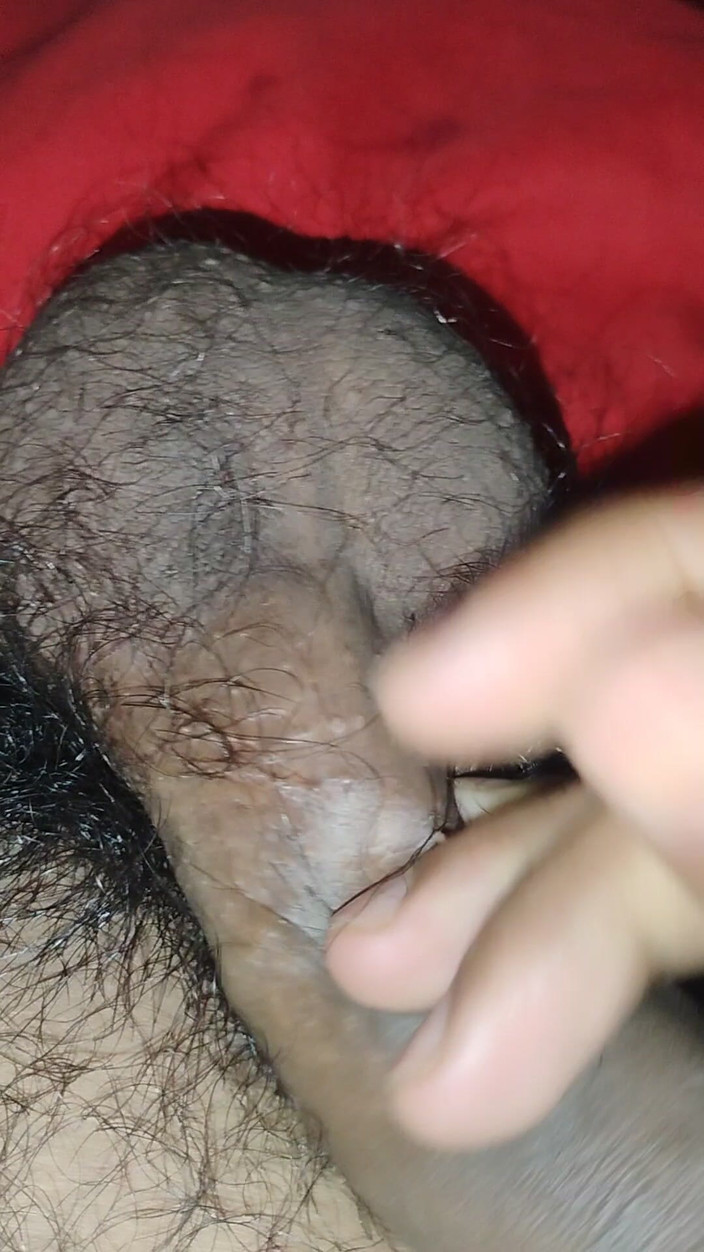 Adi T: Un ragazzo sexy massaggiò il suo pene con la mano.