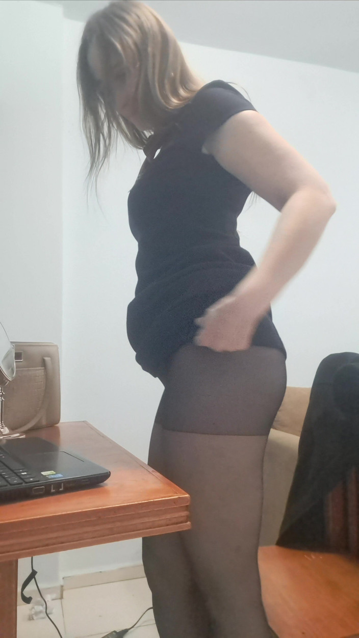 Flor_latina: Secretaresse laat zichzelf opnemen tijdens een heet videogesprek met haar...