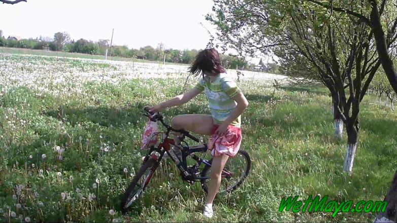 Wet Maya: Pișându-se pe bicicleta ei