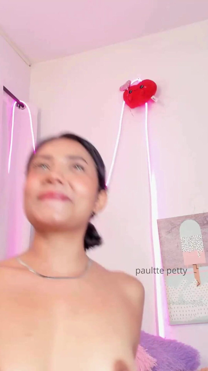 Yvettewill: Gadis mungil masturbasi di kamera dan menikmati turun di dalamnya