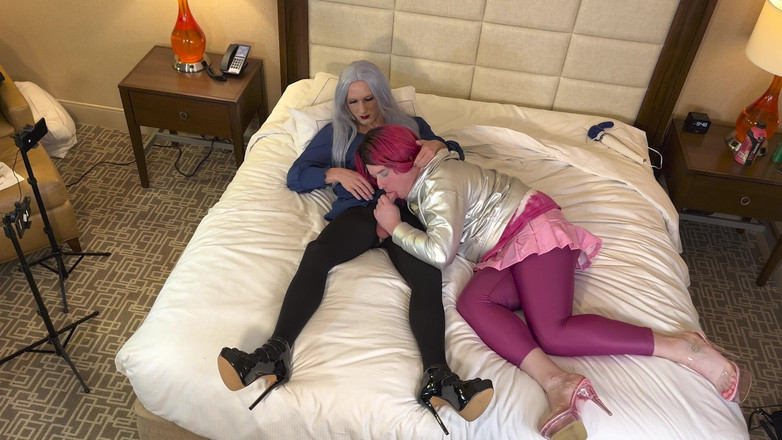 Sissy Bailey Wilde: Quente deusa crossdressing recebe boquete de trans Kelsey Masters - compilação 1