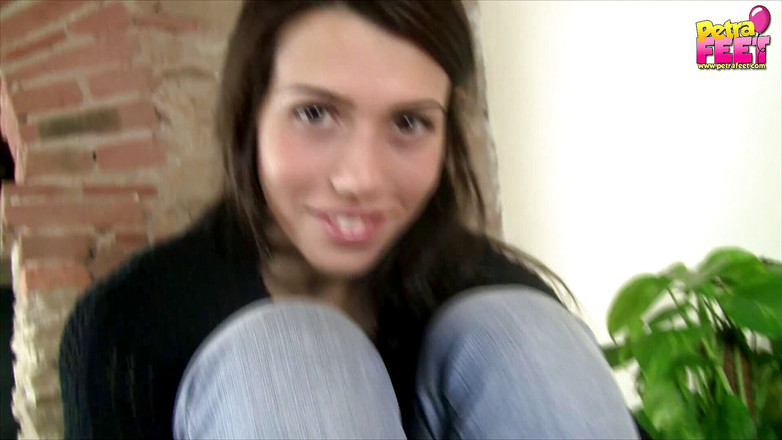 Foot Fetish HD: Teenage babe petra loves playing with her feet