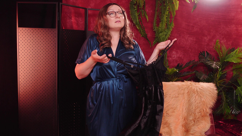 Arya Grander: Mini abito nero prova il haul. Pizzo, Raso e Sicurezza....