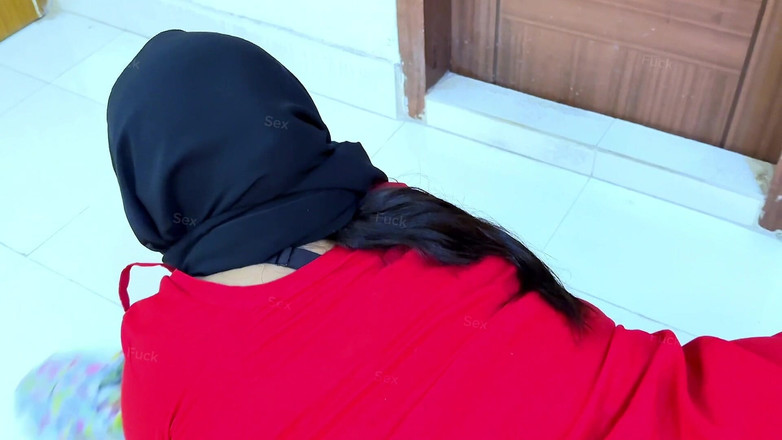 Aria Mia: 상사에게 따먹히는 거대한 엉덩이의 이슬람 하녀!