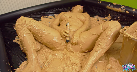 Lyndra Lynn: Orgasme katil pembimbing sorak