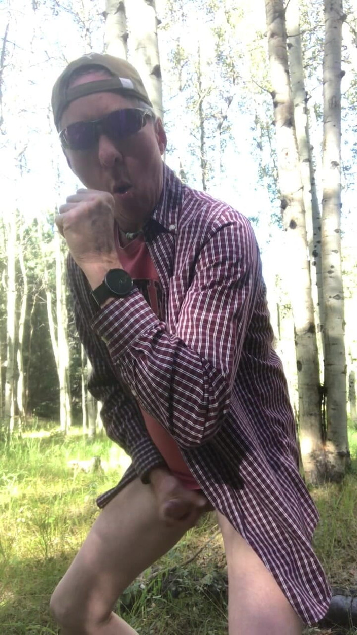 Adam Kaye: Mira a Adam Kaye masturbándose y correrse en el bosque