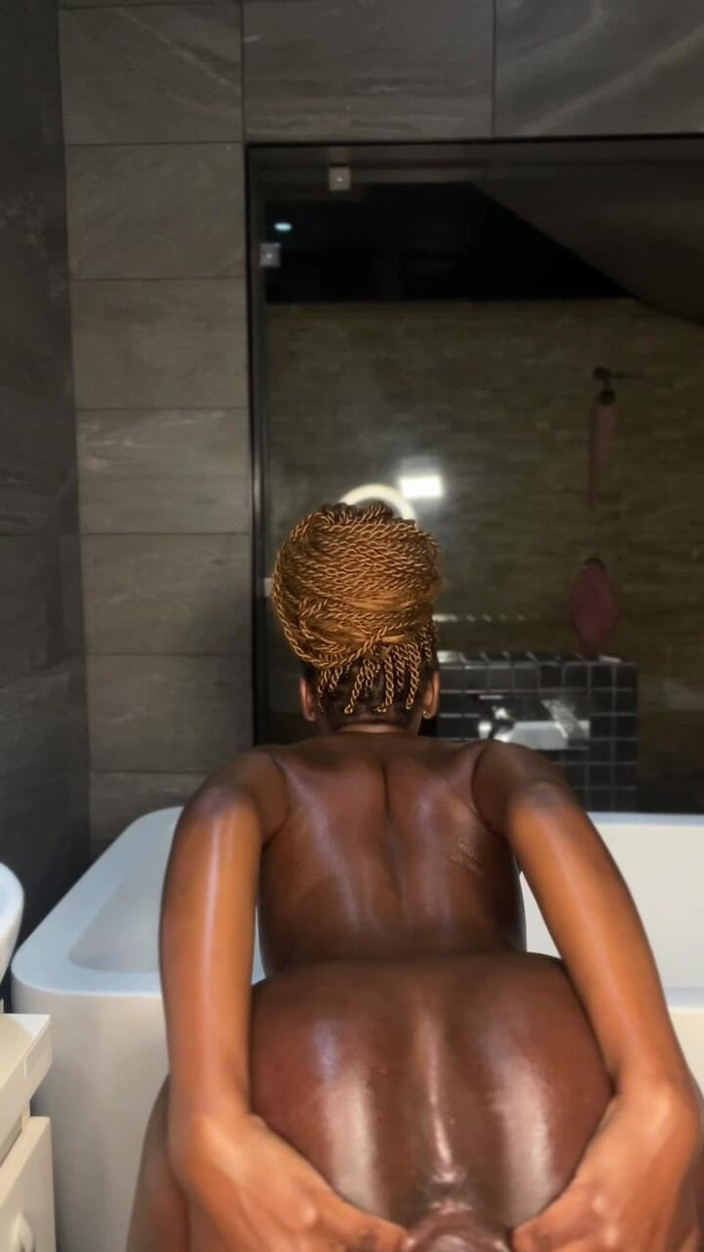 SEXXY-DAISY: Ik pronk met mijn roze poesje langs achteren