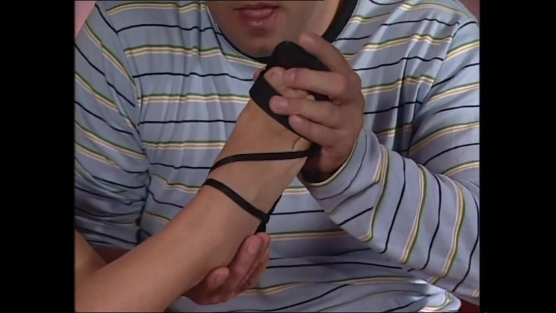 Cinema X: 梦幻般的性感黑发熟女移动内裤和乱搞巨大的复古鸡巴，在她嘴里射精