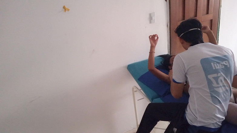 NEGRITA SEXY: Il massaggiatore fa bagnare il Pastore della nuova religione ecclesiastica.