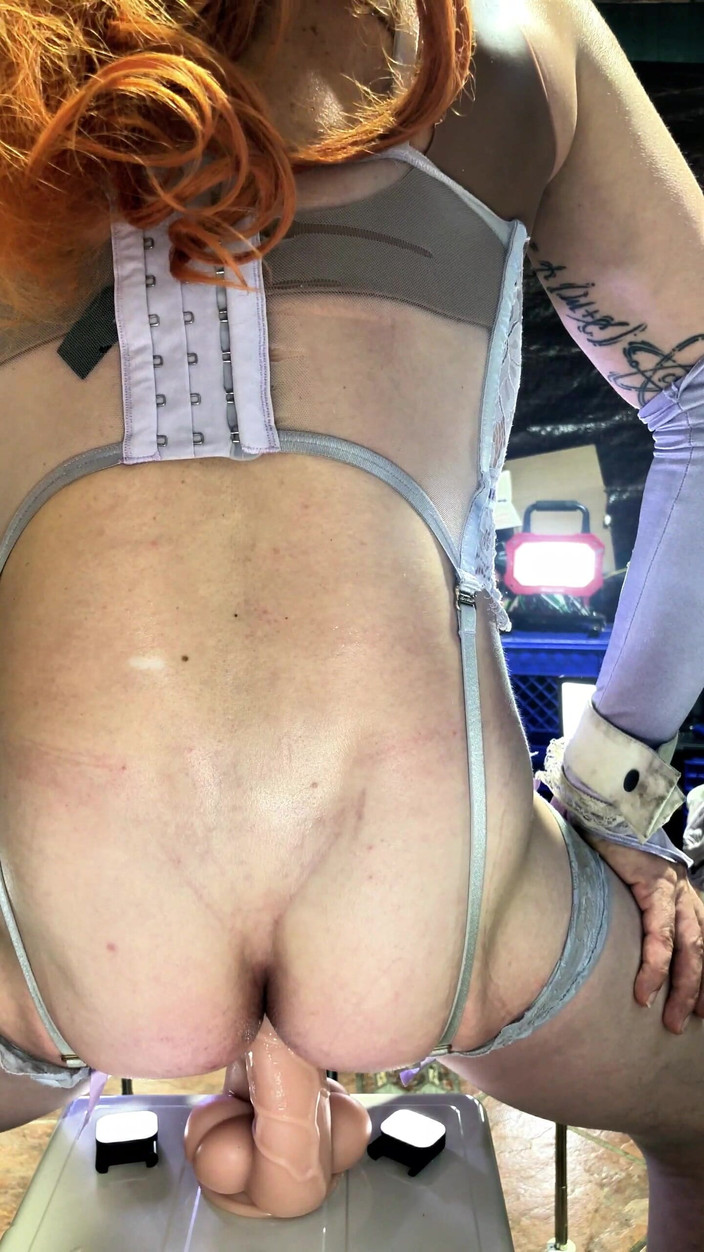 Benito414: Trans trans hermoso culo en medias de lencería montando anal...