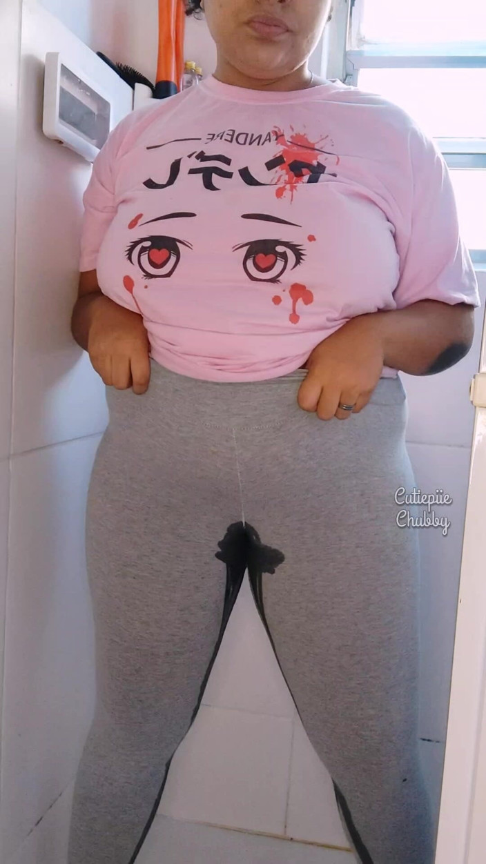Cutiepiie Chubby: BBW Ebony Peeing on Leggings
