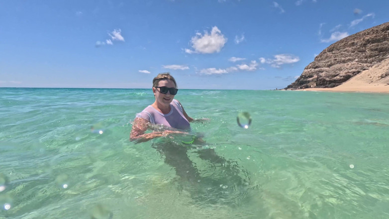 Emma Voyeur: Wet White T-shirt Swimming Underwater