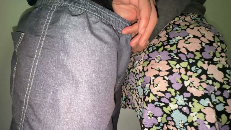 CoupleOfHotSins: تمسك بقضيب رجل غريب منتصب بشدة