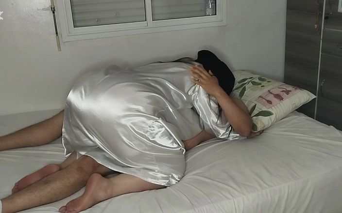 TrickyComfort10: 나는 침대에 있었고 새엄마는 내 방으로 들어왔고 나는 그녀를 존나게 따먹었어