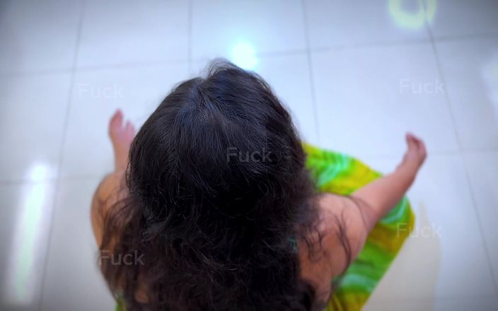 Aria Mia: Neuk Indische hete stiefmoeder tijdens yoga