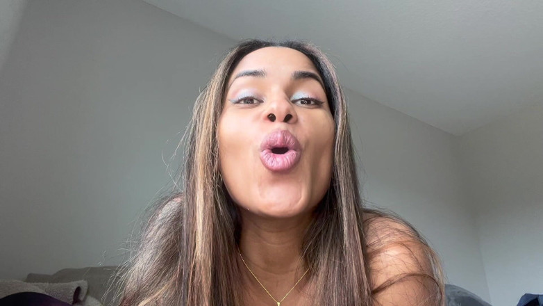 Mya Mula Goddess: あなたは私のスピットカップ、ホワイトボーイ