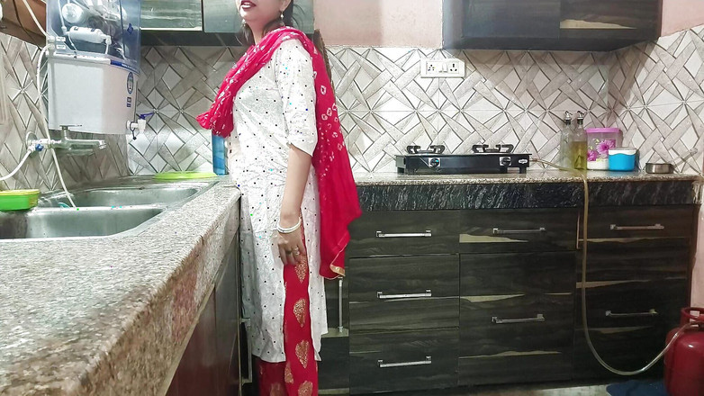 Hornycouple149: 我喜欢我的继母如何在厨房吮吸我的鸡巴。我操她的后入。在厨房用印地语操我的继母