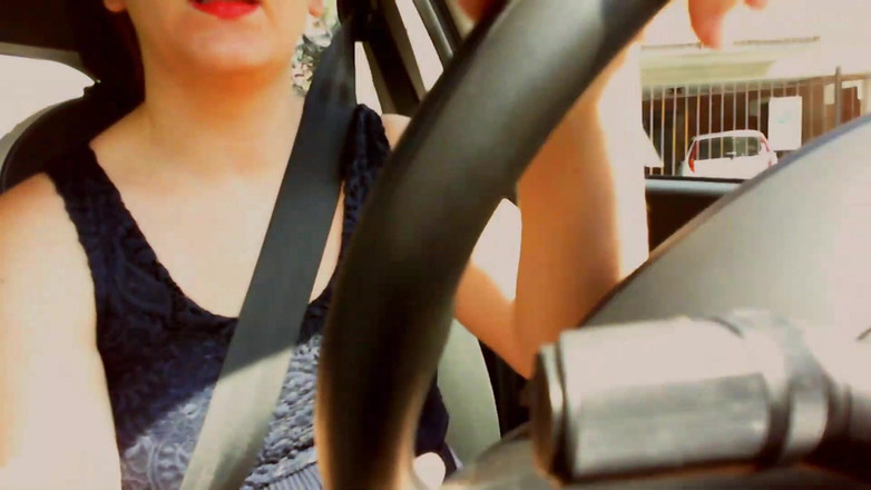 Nicoletta Embassi: イタリアの継母は、大学に彼女の義理の息子を連れている間、車の中で自慰行為をします