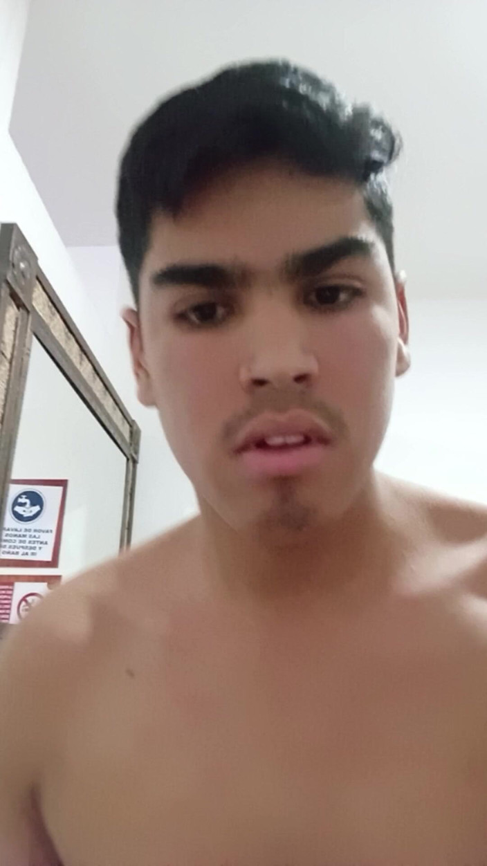 Alex Rivera: Junge zeigt seinen arsch vor der kamera