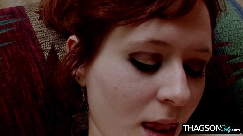 THAGSON ONLY: La ragazza magra si sditalina la sua figa stretta fino...