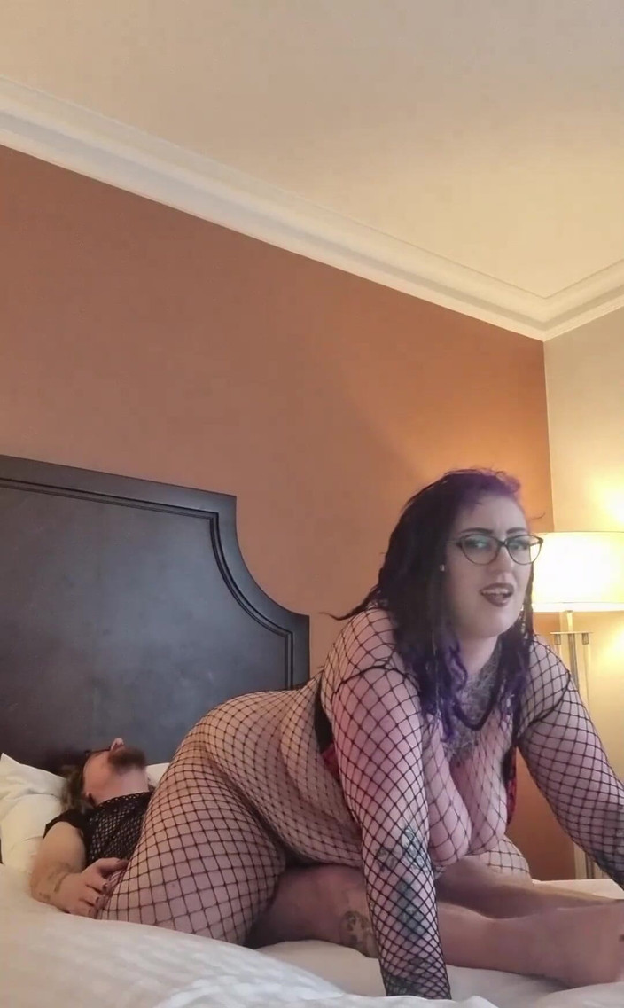 Mraltmrskinky: 내 모든 곡선을 보여주는 망사 바디 스타킹을 입고