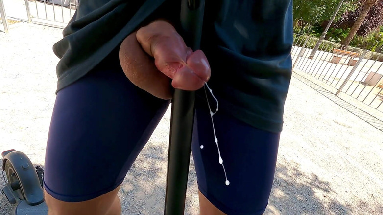 Cool Body: Nu mă pot opri gemând pe stradă, orgasm disperat și intens...