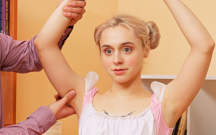 Flexi dolls: Nette echte teen puppe in flexiblen positionen