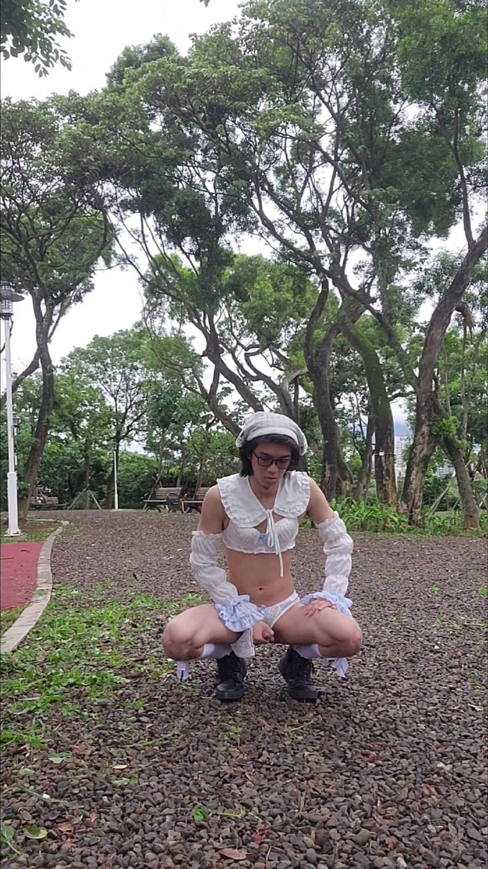 NotAFuta: 공원에서 메이드 노출증