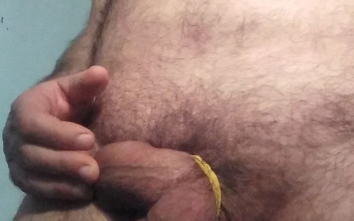 Setesesso7: Aftrekken met 3 elastiekjes vastgebonden rond de pik met laatste cumshot...