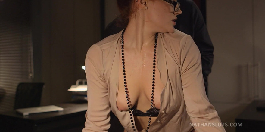 Nathansluts: 상사의 엉덩이를 빨고 싶었던 Emy Russo
