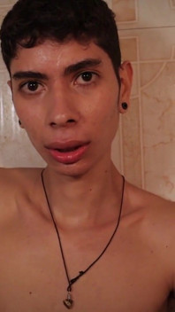 Twink flaco caliente sacudiendo su gran polla en la ducha disparando su esperma grueso