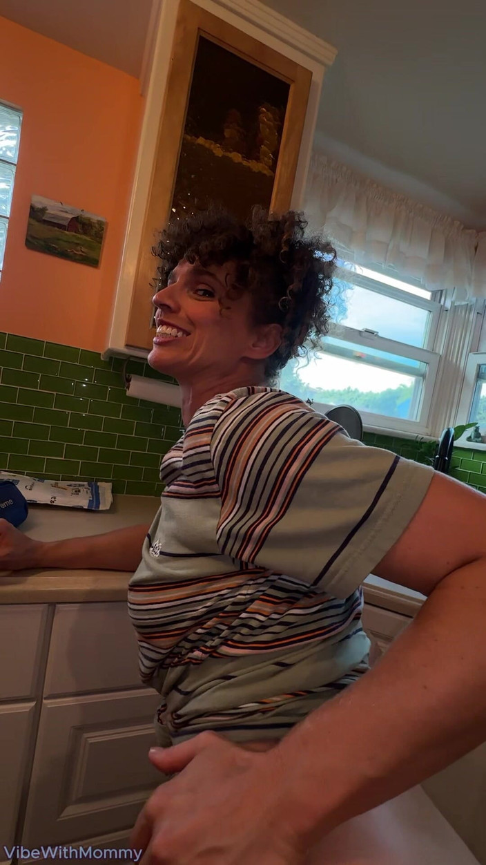 VibeWithMommy: Mama vitregă sexy îl prinde pe fiul vitreg masturbându-se