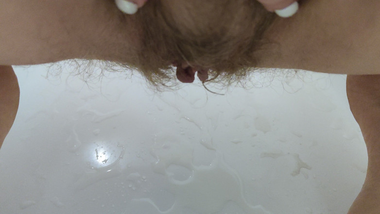 Risky Hairy Couple: TSSS Big Secret - Je fais pipi dans ma salle de...