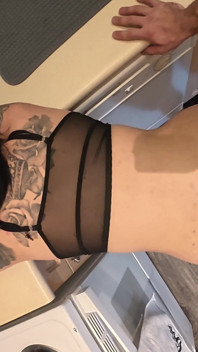 Üvey kız kardeş oda arkadaşı gotik kız karım başka bir odadayken mutfakta dölleniyor