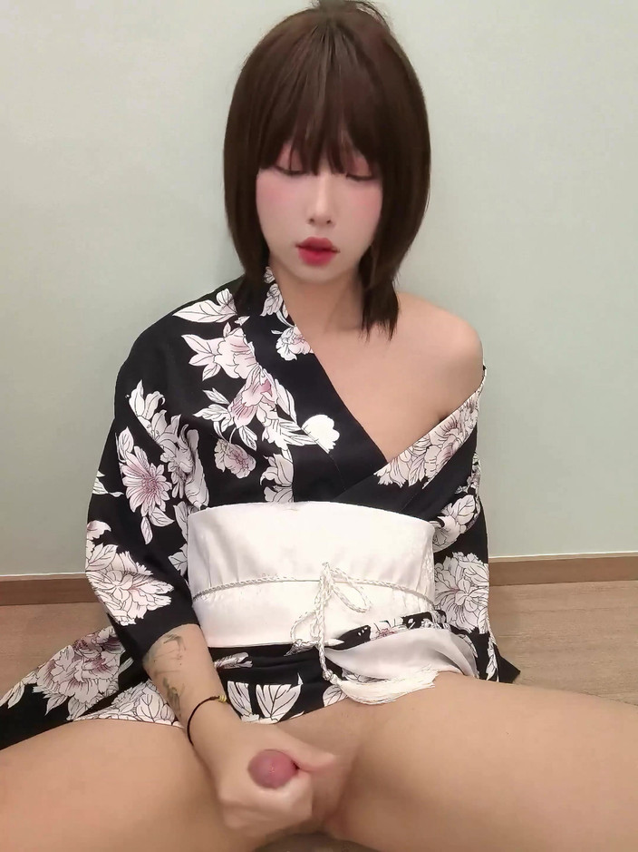 CD_XiXiouo: Ladyboy asiatica super carina che gioca con il suo grosso...