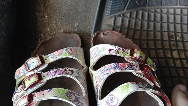 tammara big: Pedalando com tênis Birkenstock