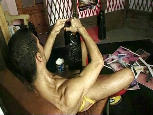 Sneaker gay: Dildo XXL e sex toys