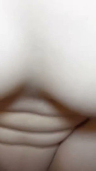 Non l'ho mai fatto. La bellezza sposata eccitata lascia scivolare il suo desiderio mentre il suo splendido busto ordina attenzione.