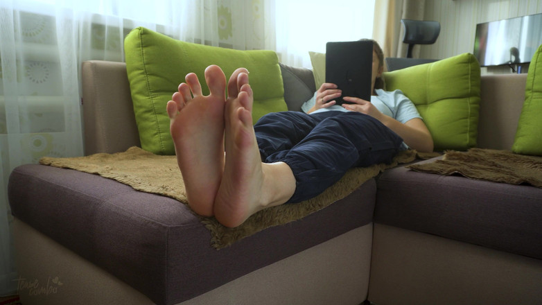 Teasecombo 4K: Sexy Teen Amateur Shows Off Her Bare Soles Foot Fetish