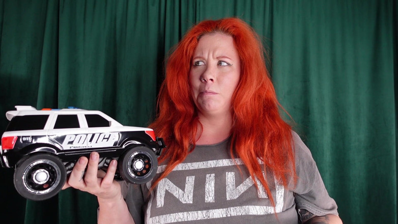 Deanna deadly: Deanna îți zdrobește vechea mașină de jucărie pe care o iubești...