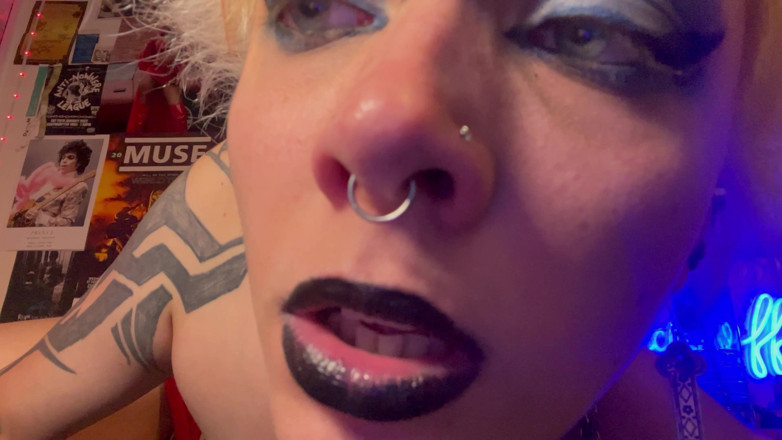 Glitterqueen1999: Goth Nostril blankziehen, reiben dildo, sabbern im lippenstift