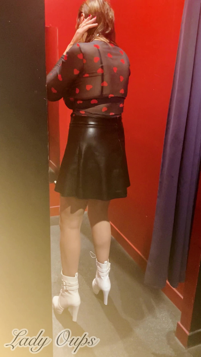 Lady Oups: Esibizione al Sexy Shop come una puttana con un plug...