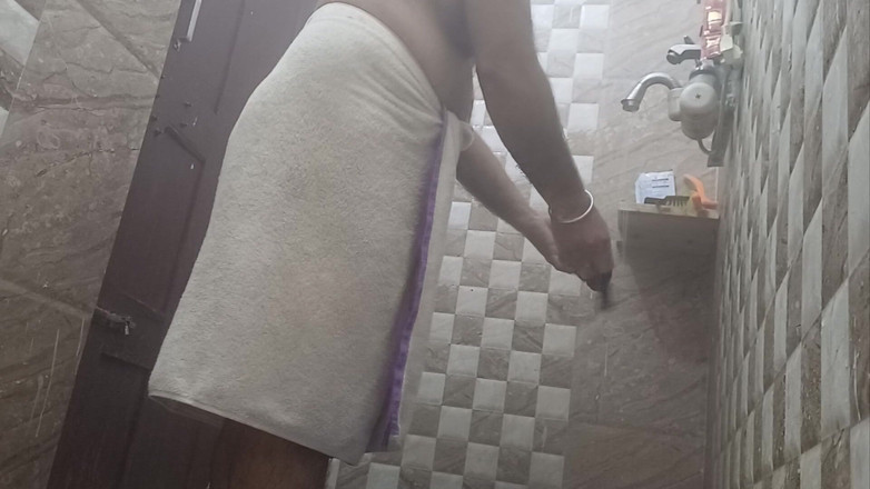 Austin Rose: Lelaki tua yang bengkung panas mandi bogel