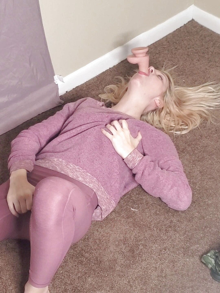 Hoeshow: Permainan kaki dan dildo blowjob