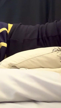 Cspot se excită și are un orgasm puternic uitându-se la porno pe căști